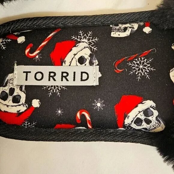 ❤️NWT VINTAGE TORRID CHRISTMAS SLIPPER - SKULL SANTA HAT HOLIDAY FAUX FUR - 7 WW - Picture 2 of 10